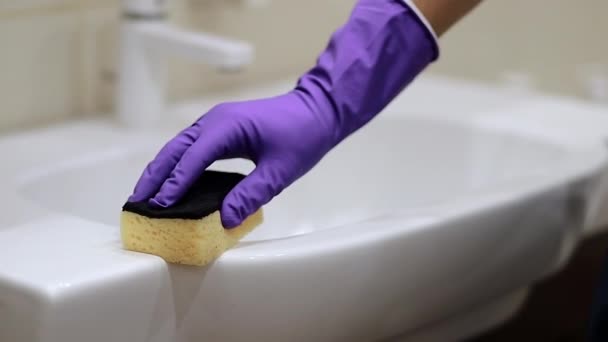 Close Homem Idoso Luvas Com Esponja Fazendo Limpeza Banheiro Sénior — Vídeo de Stock