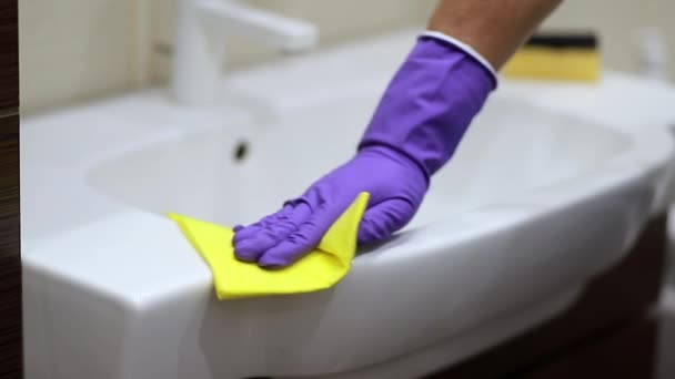 Man Schoonmaken Badkamer Wastafel Kraan Met Wasmiddel Rubber Handschoenen Met — Stockvideo