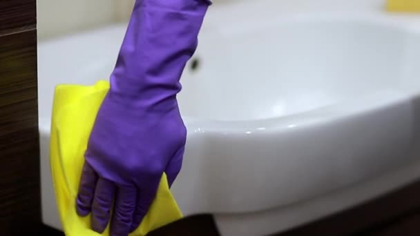 男性手戴橡胶手套 擦拭水池和水龙头 穿着破布在浴室做家务活的男人 家务清洁概念 — 图库视频影像