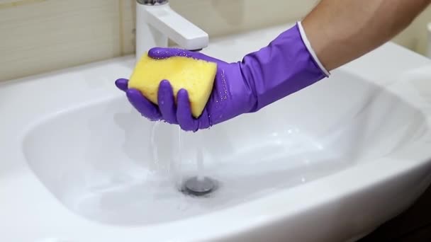 Człowiek Wpycha Dozownik Płynny Detergent Wyciśnięty Gąbki Mężczyzna Gumowej Rękawiczce — Wideo stockowe