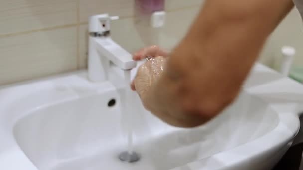 男は洗面所で液体石鹸で手を洗う コロナウイルスのアイデア 超接近中 — ストック動画