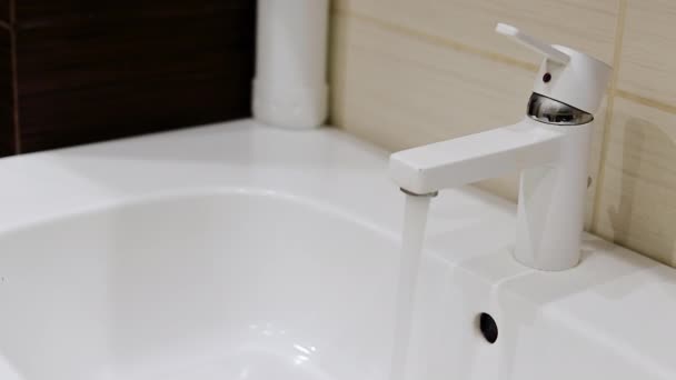 Banyodaki Musluk Akan Nsanlar Suyu Kapatmaya Devam Ediyor Enerji Tasarrufu — Stok video