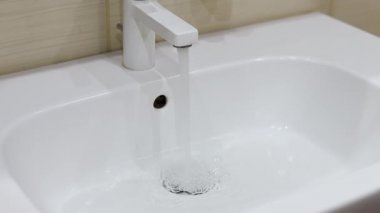 Kavram, suyu ve enerjiyi enerji olarak kalmak için sakla. Adam el ile musluğu kapatıyor. Enerji tasarrufu yapmadıktan sonra suyu kapat ve tasarruf et küresel ısınmayı azaltır.