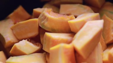 Kremalı balkabağı çorbası. Şef tuzları tencerede pişen küçük bir parça balkabağı. Kapatın. 4K.