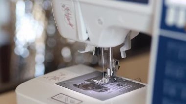 Güzellik yavaş hareket. evde çalışmak. parlak bir odada bir daktilo genç sarışın kadın sews