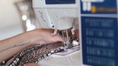 evde çalışmak. parlak bir odada bir daktilo genç sarışın kadın sews