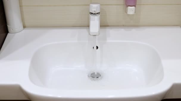 Man Use Hand Closes Water Tap Completely Turning Water Completely — Stock Video