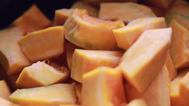 奶油南瓜汤烹调 厨师搅拌了一小片南瓜 这些南瓜是在家庭厨房的平底锅里烹调的 简单可口的食谱 — 图库视频影像