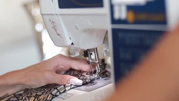 女性手的特写镜头 裁缝在打字机上涂鸦缝制衣服 — 图库视频影像