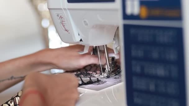 妇女的手握住织物 用打字机织成线条 小企业的时尚概念 — 图库视频影像