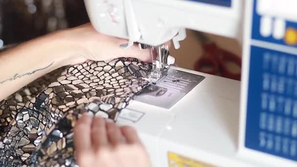 Пришиваю Одежду Пишущей Машинке Макро — стоковое видео