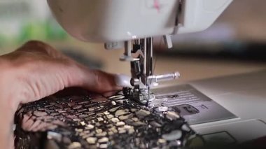 Deri atölye ve üretim. Usta, deri parçaları dikiyor, dikişler, kayışlar ve dikişler torbaya işlenmiş. Esnaf fabrikası gerçek. 4 k video