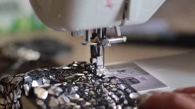 Bu videoda, bir dikiş atölyesinde çalışma sürecine yakın çekim görüyoruz..
