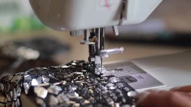 Dikiş makinesine Denim Jeans dikmek. Alterasyon kot pantolon, Hemming kot pantolon, el yapımı giysi endüstriyel konsepti. Sinema 4k Video. C4k