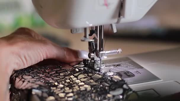 工艺皮革车间和制造 用皮革 线带和针线缝制的主线缝合线把刷子打成袋子 手工艺工厂是真实的 4K视频 — 图库视频影像