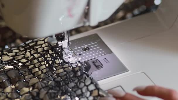 Gros Plan Processus Couture Sur Overlock Dans Atelier Couture Industrie — Video