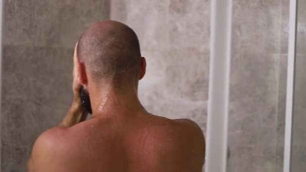 Άνθρωπος Πλένει Μαλλιά Σαμπουάν Στο Ντους Περιποίηση Μαλλιών Ορισμένους Μάσκα — Αρχείο Βίντεο