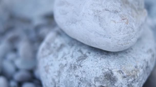 Zen Meditazione Sfondo Pietre Bilanciate Stack Cairn Vicino Sulla Spiaggia — Video Stock