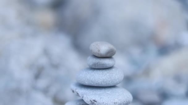 Piedras Pirámide Orilla Del Mar Día Soleado Fondo Azul Del — Vídeos de Stock