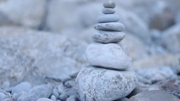 Скеля Балансує Океанському Пляжі Камені Укладаються Морськими Хвилями Води Піраміда — стокове відео