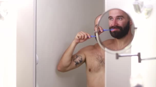 Adam Sabah Dişlerini Fırçalıyor Temizlik Rutini Yapıyor Tuvaletin Aynasına Bakıyor — Stok video