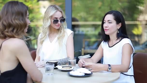 Τρεις Όμορφες Φιλενάδες Μιλάνε Και Διαβάζουν Μενού Στο Καφέ Έξω — Αρχείο Βίντεο