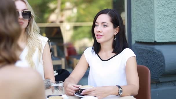 Drei Europäische Frauen Sitzen Café Draußen Trinken Saft Und Haben — Stockvideo