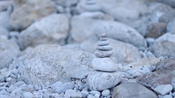 Piramidy Kamieni Rozmieszczone Plaży Kamienna Wieża Wybrzeżu Zbliżenie Stosu Zrównoważonych — Wideo stockowe