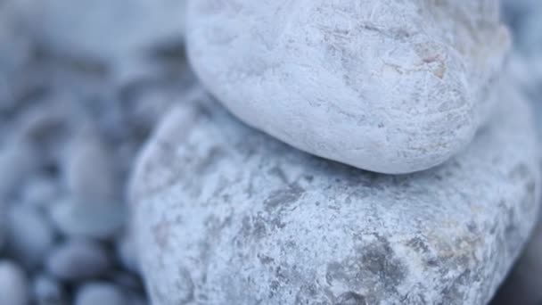 Primo Piano Cairn Impilati Sul Masso Sulla Spiaggia Dell Oceano — Video Stock