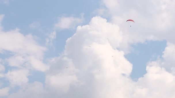 Parapente Extremo Volando Contra Cielo Azul Claro Rayo Sol Brilla — Vídeo de stock