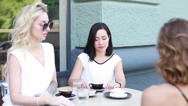 三个欧洲女人坐在户外咖啡馆里 喝着果汁 聊得很开心 — 图库视频影像