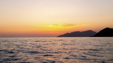 Deniz üzerinde dramatik bulutlarla akşam gökyüzü. Denizin üzerinde dramatik gün batımı.