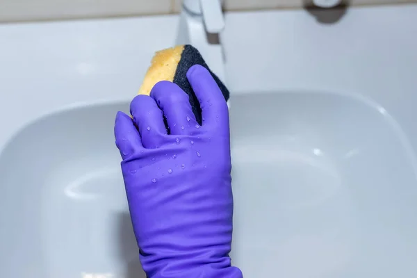 Close Mão Homem Uma Luva Nitrilo Médica Segurando Uma Esponja — Fotografia de Stock