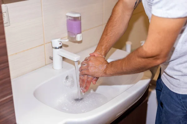 비누로 손씻기 감염을 예방하는 화장실에서 비누로 씻습니다 Covid — 스톡 사진