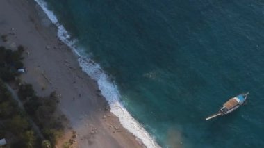 Kelebek Vadisi Türkçe: Fethiye 'de Kelebekler Vadisi. Kelebek Vadisi 'nin deniz ve sahil manzarası. Oludeniz - Fethiye, Mugla, Türkiye. Hava 4K İHA atışı.