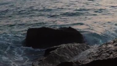 Kumsal ve tepeden gelen dalgalar. Deniz suyu yüzeyinin turkuaz arka planı ve üst manzarası. Deniz dalgalarında havadan gelen yaz deniz manzarası. İHA 'nın üst görüntüsü. Seyahat konsepti ve fikri.