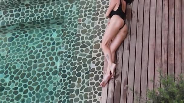 Wellness Schönheits Und Entspannungskonzept Wellness Pool Frau Entspannt Auf Weißem — Stockvideo