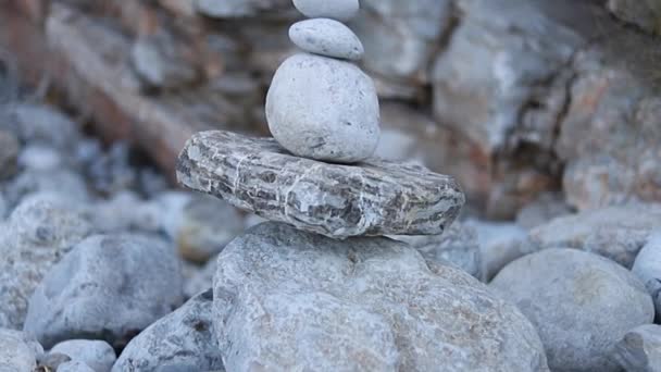 Pirámides Piedras Dispuestas Playa Torre Piedra Costa Primer Plano Pila — Vídeo de stock