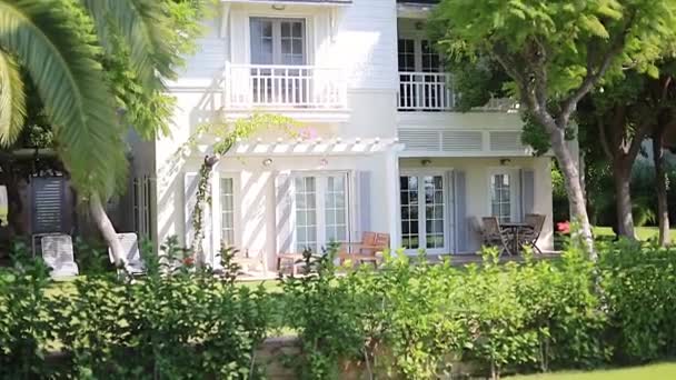 Entrada Una Casa Lujo Con Hermosos Jardines Día Luminoso Soleado — Vídeos de Stock