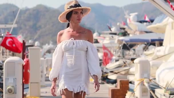 Γυναίκα Γυαλιά Ηλίου Και Μια Βόλτα Φόρεμα Στο Λιμάνι Δίπλα — Αρχείο Βίντεο