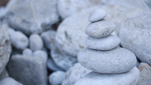 Pirámides Piedras Dispuestas Playa Torre Piedra Costa Marítima — Vídeos de Stock