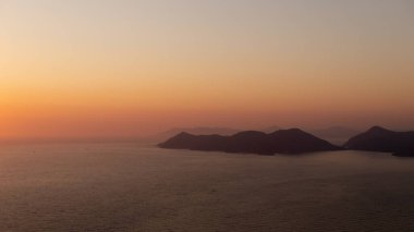 Akşamları gün batımında deniz