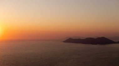 Güzel siluet günbatımı. Gölün üzerindeki alacakaranlık, gün batımının güzel renkleriyle.