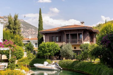 Parlak, güneşli bir günde, güzel manzaralı lüks bir evin girişi, modern tasarım..