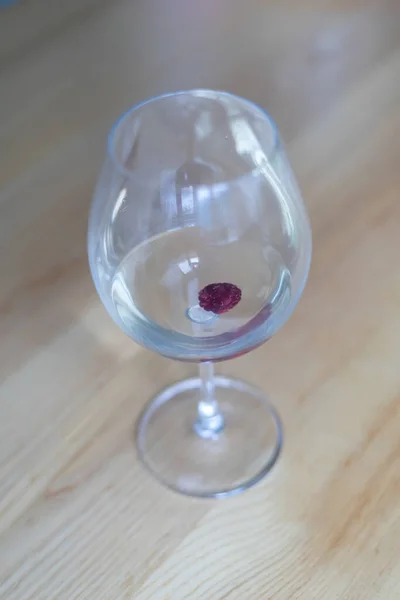 Ett Glas Mousserande Vin Ett Träbord Mot Bakgrund Blå Himmel — Stockfoto