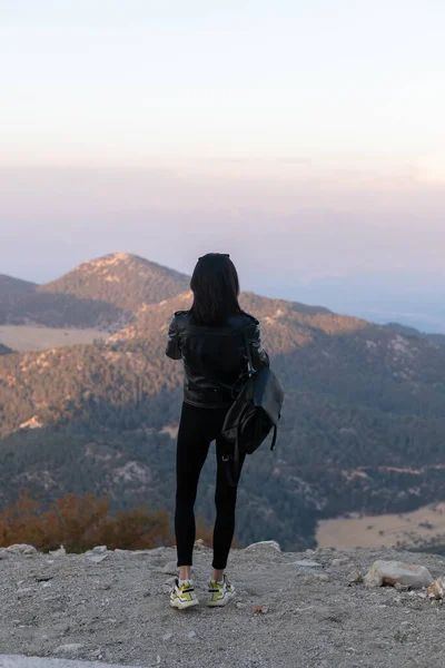 Touristin Fotografiert Berge Mit Dem Smartphone Konzept Der Mobilen Naturfotografie — Stockfoto