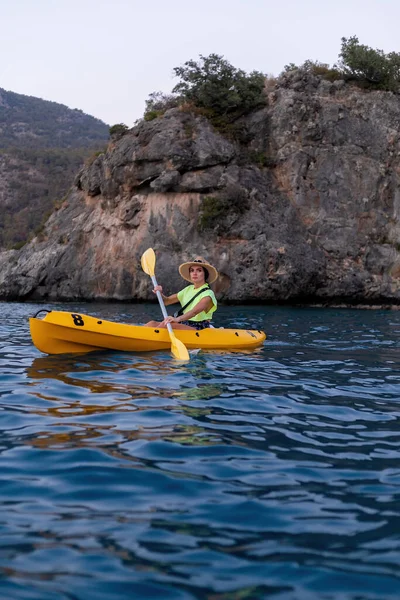 Jovencita Remando Kayak Desde Cueva Piedra Caliza Hacia Mar Abierto — Foto de Stock