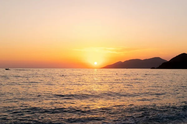 Oludeniz plajı ve Oludeniz 'in küçük bir kasabası, gün batımında dağdan manzara. Türkiye