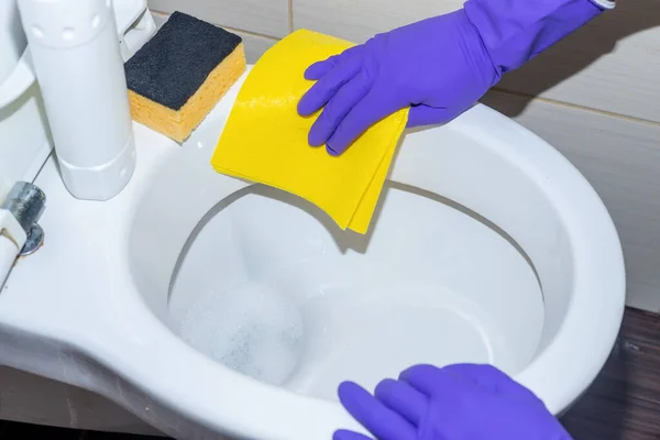이손으로 변기를 닦는다 화장실에서 더러운 변기를 청소하는 — 스톡 사진