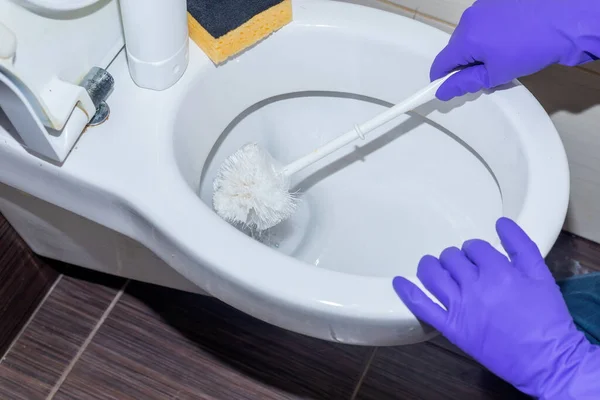 Людина Очищення Туалету Використовуючи Миючого Засобу Захисту Рукавички Пластикові Пензля — стокове фото